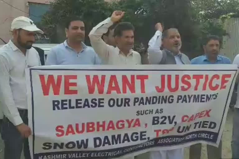 saubhagya-contactor-protest-front-of-department-of-electricity-se-office