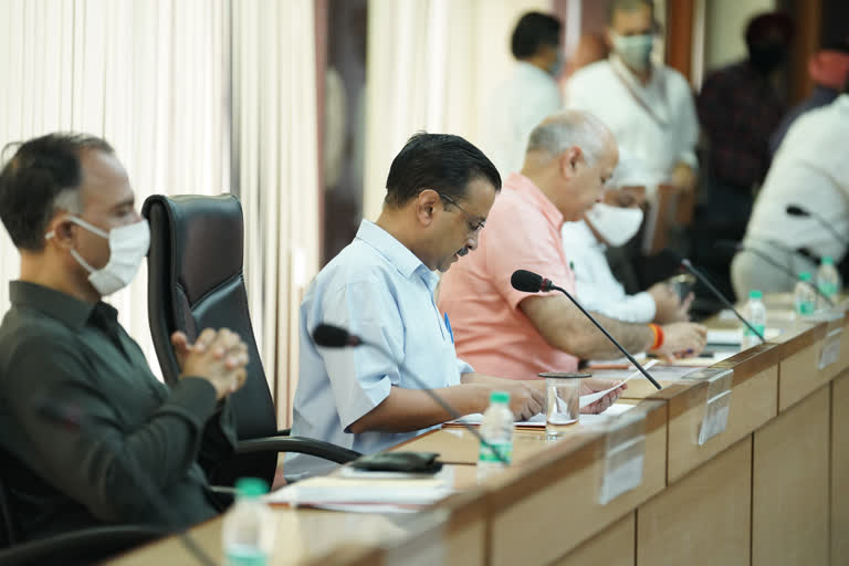 CM Kejriwal expressed displeasure over the delay in helping Corona victims in delhi