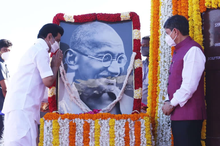 மகாத்மா காந்தி சிலை, ஆளுநர் ஆர் என் ரவி, mahatma gandhi, CM MK Stalin pays floral tribute, முதலமைச்சர் மலர்தூவி மரியாதை