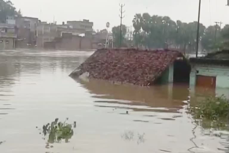 शहरी इलाके में घुसा बाढ़ का पानी