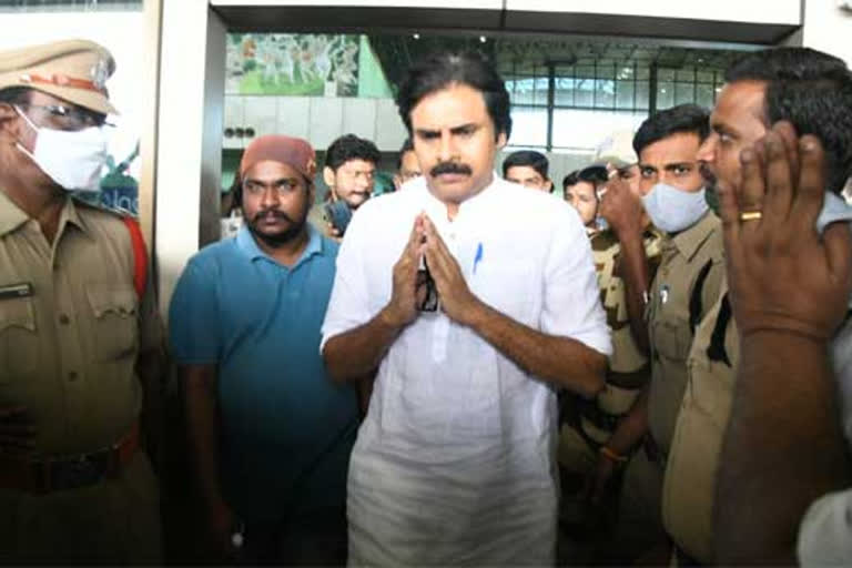 pawan kalyan at rajamahendravaram airport