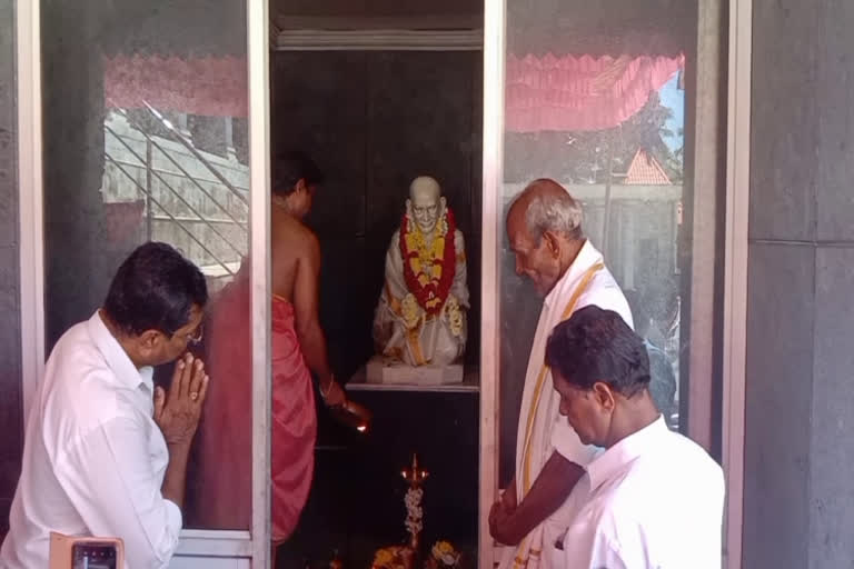 people worshiping gandhi at mangalore