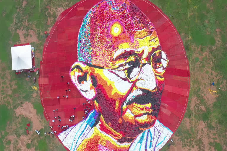 gandhi jayanti special balloon portrait of mahatma gandhi made by davinchi suresh won asia book of records  gandhi jayanti special balloon portrait of mahatma gandhi by davinchi suresh won asia book of records  gandhi jayanti  gandhi jayanti balloon portrait of mahatma gandhi  gandhi jayanti balloon portrait  balloon portrait of mahatma gandhi made by davinchi suresh  davinchi suresh gandhi  balloon gandhi  davinchi suresh won asia book of records  mahatma gandhi balloon portrait  mahatma gandhi balloon portrait won asia book of records  asia book of records  റെക്കോഡ് നേടി ഡാവിഞ്ചി സുരേഷിന്‍റെ കലാ വിസ്‌മയം  റെക്കോഡ് നേടി ഡാവിഞ്ചി സുരേഷിന്‍റെ ഗാന്ധി ചിത്രം  റെക്കോഡ് നേടി ഡാവിഞ്ചി സുരേഷിന്‍റെ ബലൂണിൽ തീർത്ത ഗാന്ധി ചിത്രം  ബലൂണിൽ തീർത്ത ഗാന്ധി ചിത്രം  ബലൂണിൽ തീർത്ത ഗാന്ധി രൂപം  ഡാവിഞ്ചി സുരേഷ്  ഡാവിഞ്ചി സുരേഷ് ഗാന്ധി ബലൂൺ  ഡാവിഞ്ചി സുരേഷ് ഗാന്ധി  ഡാവിഞ്ചി സുരേഷ് ബലൂൺ  ഗാന്ധി ബലൂൺ  ഗാന്ധിജയന്തി  മഹാത്മാഗാന്ധി  മഹാത്മാഗാന്ധി ചിത്രം  ഗാന്ധിരൂപം  രാഷ്‌ട്രപിതാവിന്‍റെ 152ാം ജന്മദിനം  ഗാന്ധിജിയുടെ 152ാം ജന്മദിനം  ബലൂൺ  ഏഷ്യ ബുക്ക് ഓഫ് റെക്കോഡ്‌സ്  ഒരു ലക്ഷം ബലൂണുകളിൽ ഒരു ഗാന്ധി ചിത്രം