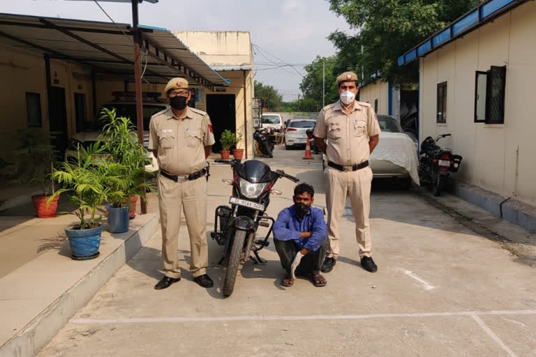 Baba Haridas Nagar police Arrested  auto lifter in delhi