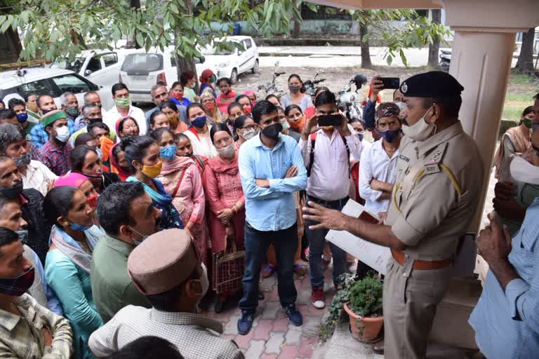 villagers-protest-outside-kullu-sp-office