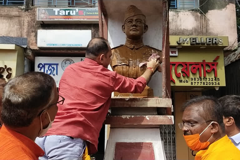 tmc-and-froward-block-asked-why-bjp-clean-netaji-statue-on-gandhi-jayanti