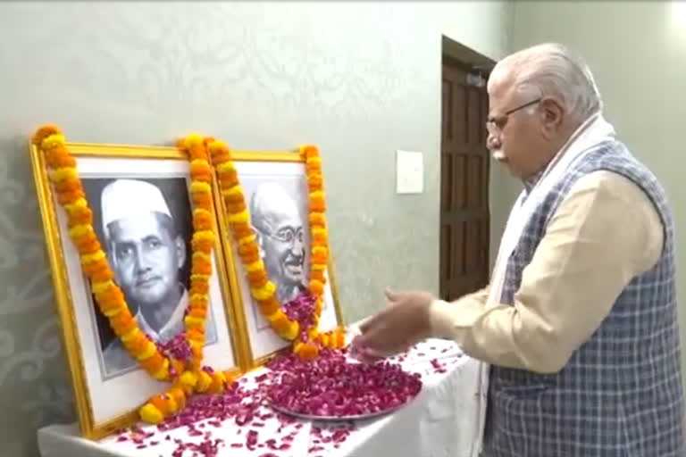 haryana chief minister pay tribute to mahatama gandhi