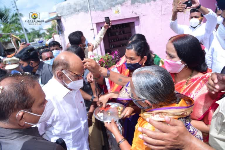 Sharad Pawar visit to the house of MLA Lanke who was living in a field