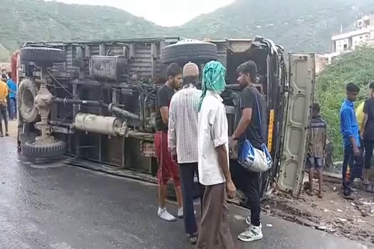 अजमेर में हादसा,  अजमेर में मिनी ट्रक पलटी, 28 जायरीन जख्मी, accident in ajmer  mini truck overturned in ajmer  Dargah of Khwaja Moinuddin Hasan Chishti