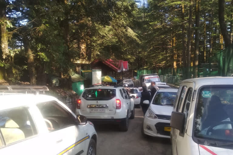 People in problem due to traffic jam in Kufri