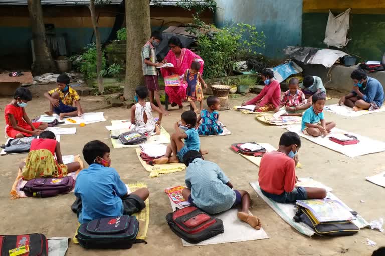 আইনি দিদিমণির স্কুলে পড়ার পাশাপাশি মূল্যবোধের পাঠ আদিবাসী পড়ুয়াদের