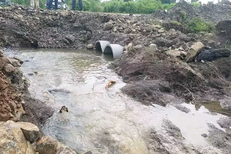 रस्ता करताना नाला बूजल्याने शेतात शिरले पाणी, नुकसानग्रस्त शेतकऱ्याची प्रशासनाकडे मदतीची मागणी