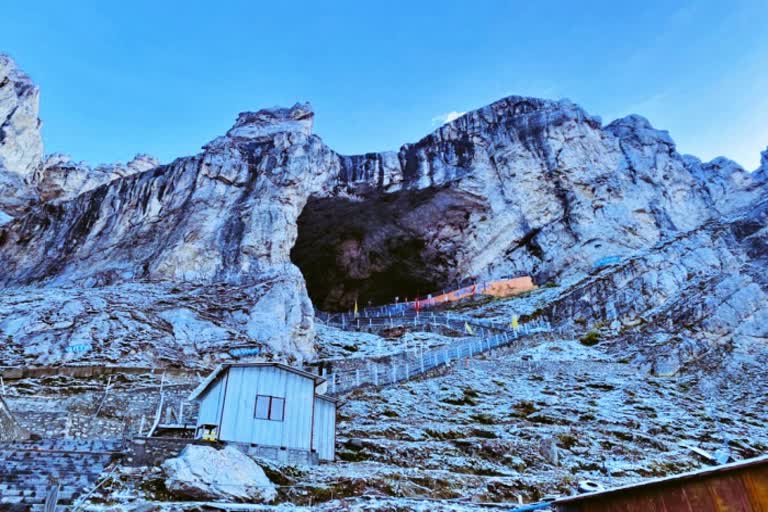 Jammu & Kashmir | Amarnath Cave Temple in Anantnag receives snowfall today