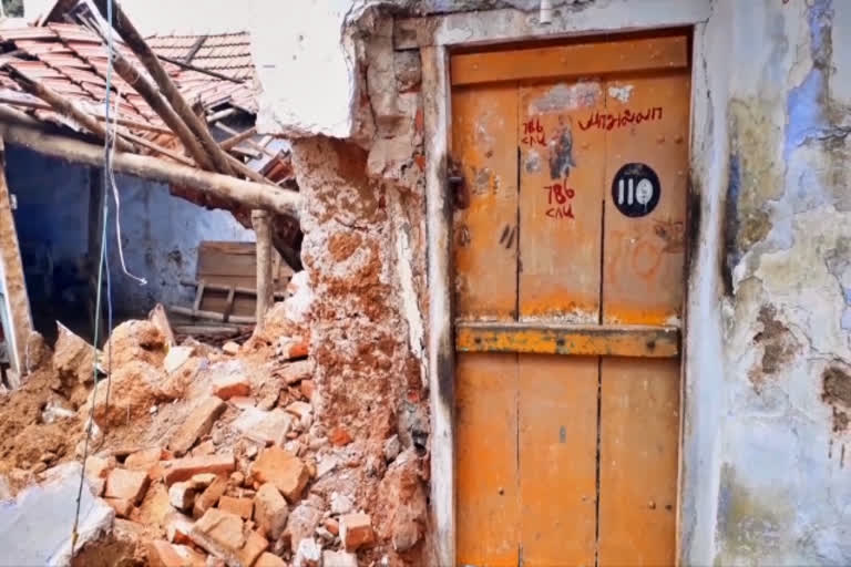 grandmother died by wall collapse  wall collapsed due to continuous rain  wall collapsed due to continuous rain in erode  erode news  erode latest news  rain  continuous rain  heavy rain  wall collapsed  கனமழை  மழை  தொடர்மழை  கனமழையால் இடிந்து விழுந்த சுவர்  ஈரோட்டில் கனமழையால் இடிந்து விழுந்த சுவர்  ஈரோடு செய்திகள்