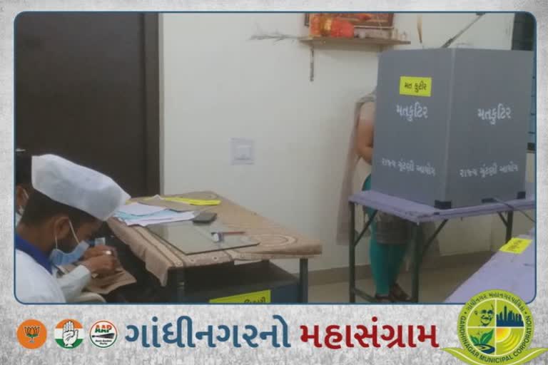 Ganghinagar Election 2021: સેક્ટર 19ના મતદાનમથકમાં રાજકીય પાર્ટીના કાર્યકર્તાઓ વ્હાઈટ ટોપી પહેરીને બેસતા કોંગ્રેસે કર્યો વિરોધ