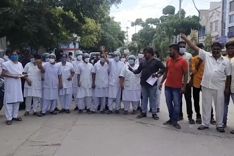 contract based doctors and employees protest at guntakallu in ananthapur