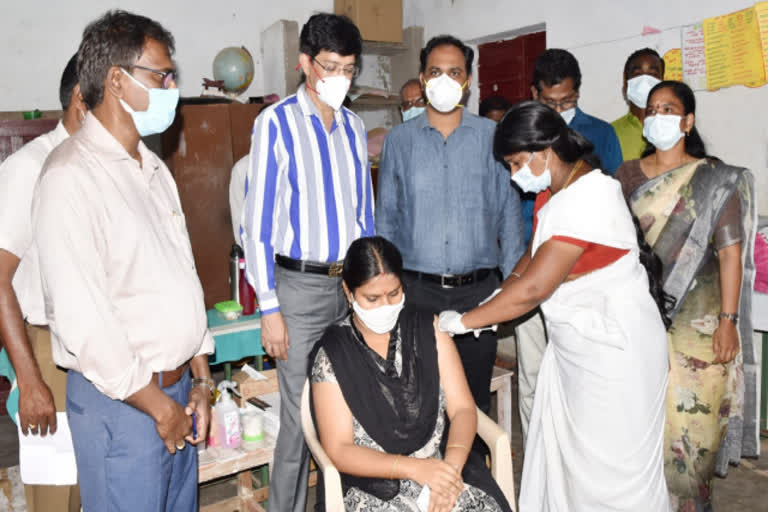 radhakrishnan  vaccination camp  radhakrishnan inspect vaccination camp  thiruvallur news  thiruvallur latest news  vaccination  corona vaccine  தடுப்பூசி  கரோனா தடுப்பூசி  மருத்துவம் மற்றும் மக்கள் நல்வாழ்வுத்துறை  ராதாகிருஷ்ணன்  தடுப்பூசி முகாம்  திருவள்ளூரில் தடுப்பூசி முகாமை ராதாகிருஷ்ணன் ஆய்வு செய்தார்