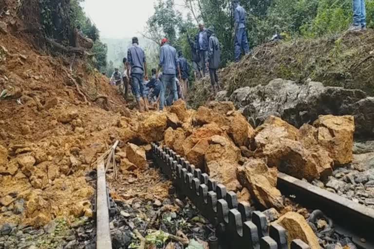 மலை ரயில் பாதையில் விழுந்த ராட்சத பாறை