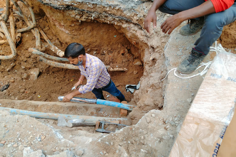 BSES cable line cut during deep excavation of jalboard in delhi