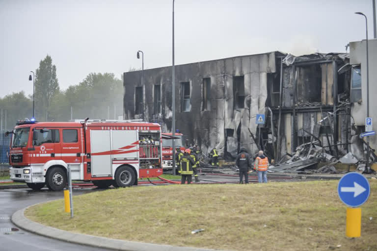 Small plane crashes into building in Italy