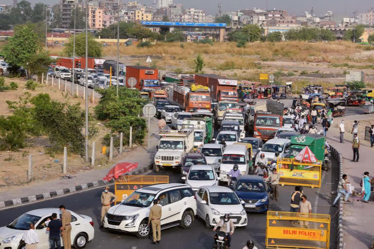 Traffic snarl after Ghaziabad seals border with traffic Delhi