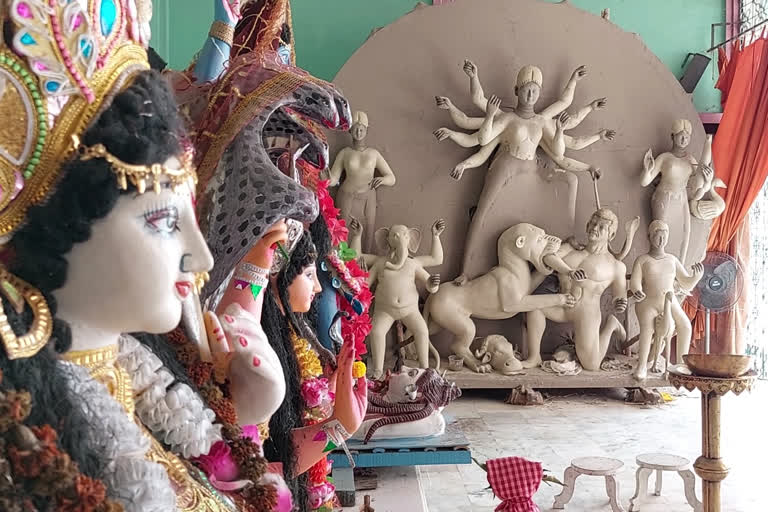 women-cannot-enter-into-puja-pandals-in-sen-familys-300-years-old-durga-puja-at-raiganj