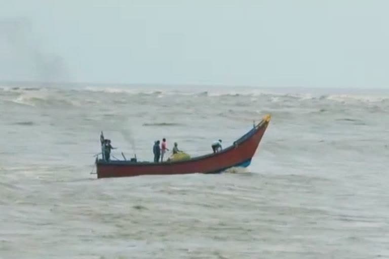 boat tragedy in mahanadi of Paradip 5 man rescue