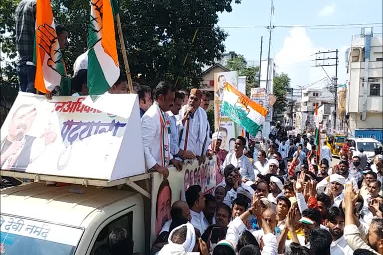 Congress protest against inflation and pending works in smart city