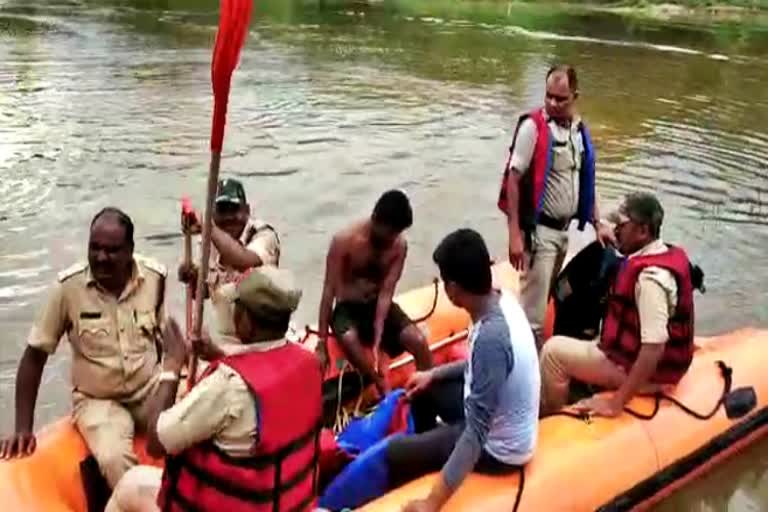 protection-of-a-young-man-who-falling-in-river-at-shivamogga