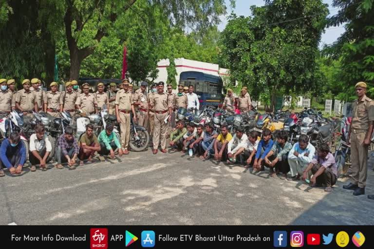 पुलिस की गिरफ्त में आरोपी.