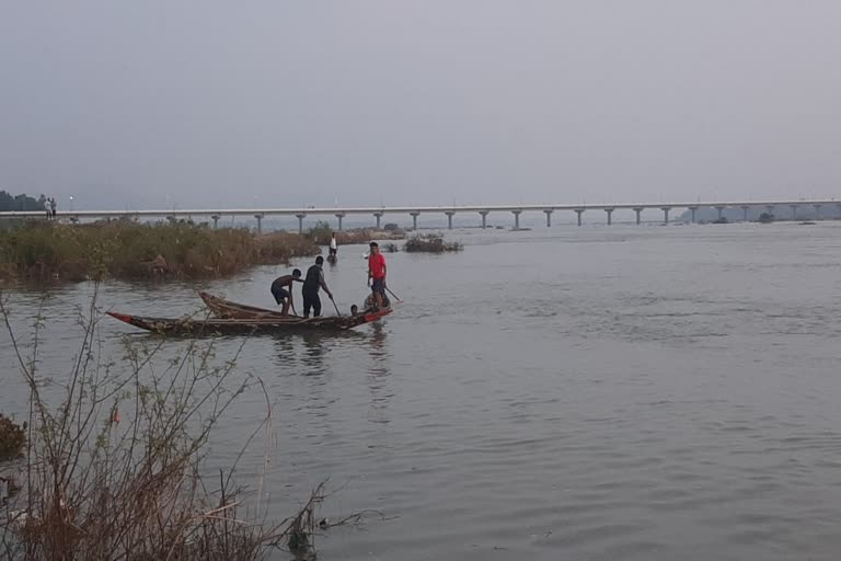 महानदी नदी में एक ही परिवार के तीन लोग डूबे