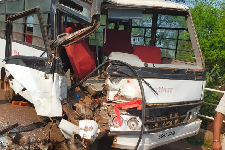 Many policemen injured in truck and police bus collision in durg