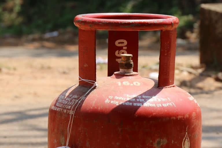 फिर महंगा हुआ घरेलू LPG सिलेंडर