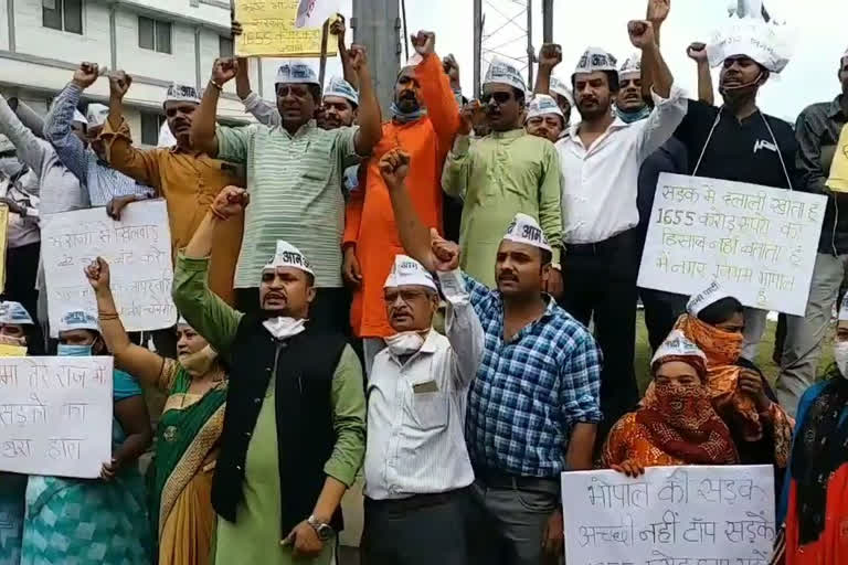 aam aadmi party protested against dilapidated roads in bhopal