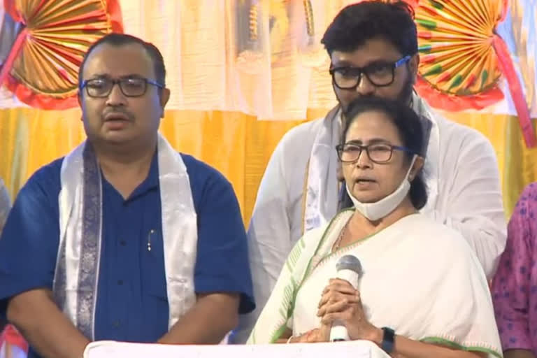 kunal ghosh and babul supriyo gets special attention from mamata banerjee at a program of trinamool congress