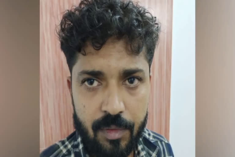 man arrested with illicit drugs worth over rs 15 lakh  15 ലക്ഷത്തിലധികം വിലവരുന്ന നിരോധിത മയക്കുമരുന്നുമായി യുവാവ് അറസ്റ്റിൽ  നിരോധിത മയക്കുമരുന്നുമായി യുവാവ് അറസ്റ്റിൽ  നിരോധിത മയക്കുമരുന്നുമായി ഒരാൾ അറസ്റ്റിൽ  നിരോധിത മയക്കുമരുന്നുമായി യുവാവ് പിടിയിൽ  നിരോധിത മയക്കുമരുന്നുമായി ഒരാൾ പിടിയിൽ  നിരോധിത മയക്കുമരുന്ന്  illicit drugs  man arrested with illicit drugs  man arrested with drugs  മയക്കുമരുന്നുമായി ഒരാൾ അറസ്റ്റിൽ  മയക്കുമരുന്നുമായി യുവാവ് പിടിയിൽ  മയക്കുമരുന്നുമായി ഒരാൾ പിടിയിൽ  മയക്കുമരുന്നുമായി യുവാവ് അറസ്റ്റിൽ  drugs  മയക്കുമരുന്ന്  തിരൂർ പൊലീസ്  തിരൂർ  കാസര്‍കോട് സ്വദേശി അറസ്റ്റിൽ  നിരോധിത മയക്കുമരുന്നുമായി കാസര്‍കോട് സ്വദേശി അറസ്റ്റിൽ  15 ലക്ഷം  15,00,000  ഹാഷിഷ് ഓയിൽ  എംഡിഎംഎ  MDMA