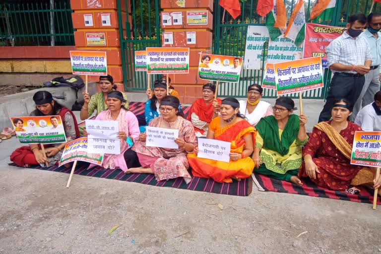 Mahila Congress protest