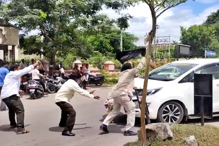 dalit-organization-leaders-attack-on-prabhu-chavan-car