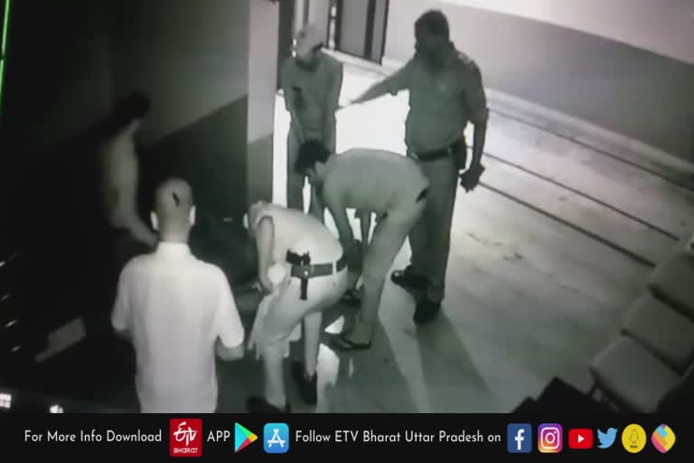 CCTV में कैद पुलिस की करतूत