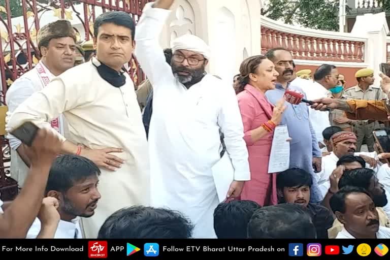 congress-delegation-protest-at-raj-bhawan-in-lucknow