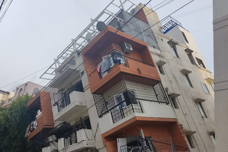 building collapse in Bengaluru  five-storey apartment collapse  Kasturi Nagar  Ramamurthy Nagar police station  അഞ്ച് നില കെട്ടിടം തകര്‍ന്നു വാര്‍ത്ത  അഞ്ച് നില കെട്ടിടം തകര്‍ന്നു  കര്‍ണാടക അഞ്ച് നില കെട്ടിടം തകര്‍ന്നു വാര്‍ത്ത  കര്‍ണാടക അഞ്ച് നില കെട്ടിടം തകര്‍ന്നു  കസ്‌തൂരി നഗര്‍ കെട്ടിടം തകര്‍ന്നു വീണു വാര്‍ത്ത  കസ്‌തൂരി നഗര്‍ കെട്ടിടം തകര്‍ന്നു വീണു  കര്‍ണാടക കെട്ടിടം തകര്‍ന്നു വീണു വാര്‍ത്ത  കര്‍ണാടക ബഹുനില കെട്ടിടം തകര്‍ന്നു വീണു  കര്‍ണാടക ബഹുനില കെട്ടിടം തകര്‍ന്നു വീണു വാര്‍ത്ത  ബഹുനില കെട്ടിടം തകര്‍ന്നു വീണു