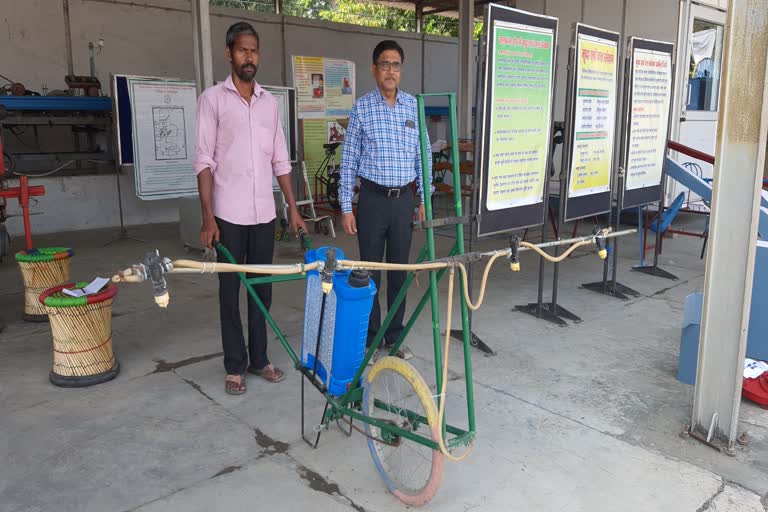 students-of-pantnagar-agricultural-university-designed-battery-cum-manually-operating-boom-sprayer-machine