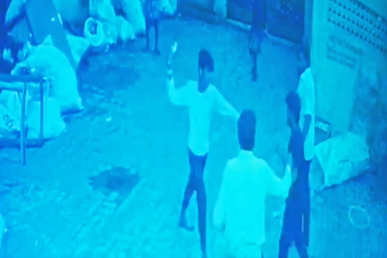 wine shop  cctv footage of rowdies attack  cctv footage  rowdies attack on youth in wine shop  cctv footage of rowdies attack on youth in wine shop  chennai news '  chennai latest news  சென்னை செய்திகள்  சிசிடிவி காட்சிகள்  சிசிடிவி  ரவுடிகள் தகராறு  இளைஞரை தாக்கிய ரவுடிகள்