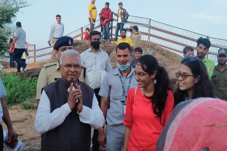 Governor Mangu Bhai Patel arrived among tourists like a common man in pachmarhi hill station