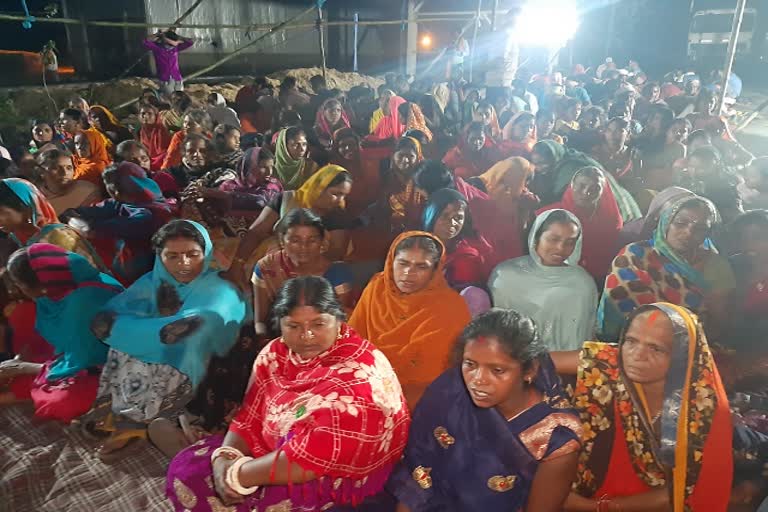 agitating-women-are-doing-puja-at-site-of-protest-in-hazaribag