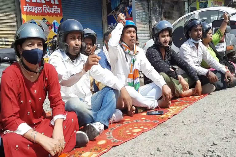 congress protest wearing helmet