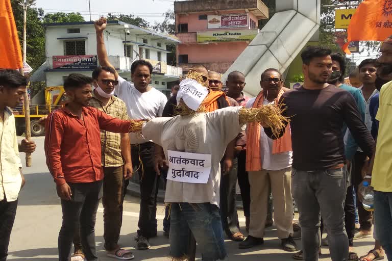 Bajrang Dal workers burning effigies