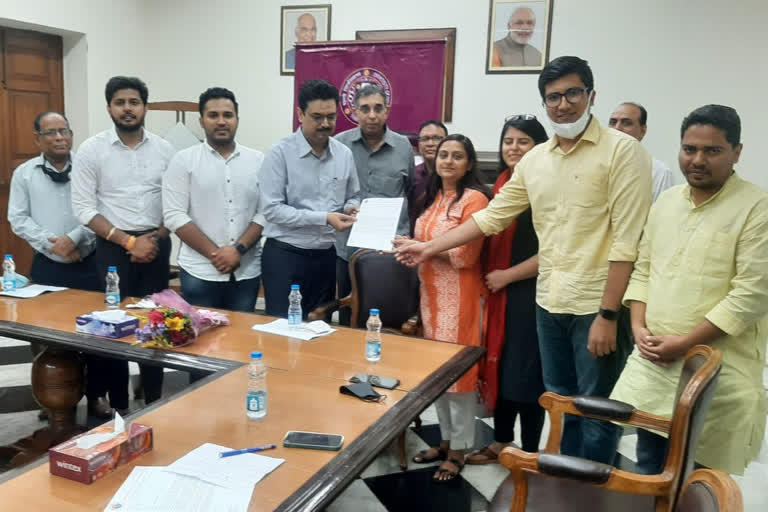 ABVP and DUSU met DU Vice Chancellor and raised the issue of irregularities in cut off