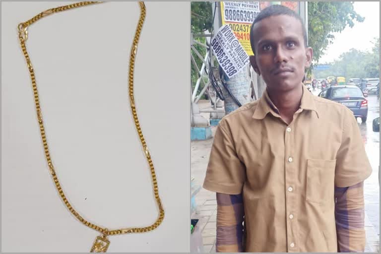 auto driver chased chain snatcher