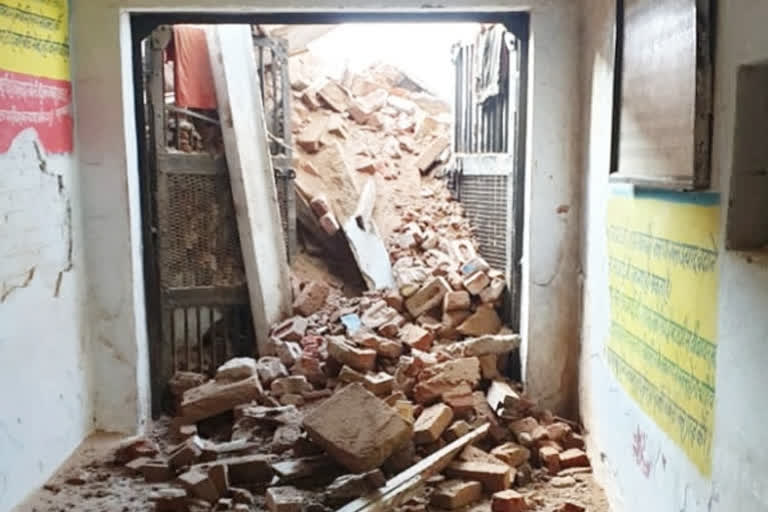 FIVE DEAD AND TWO INJURED AFTER WALL COLLAPSES IN JOGULAMBA GADWAL DISTRICT  തെലങ്കാനയിൽ വീടിന്‍റെ ഭിത്തി ഇടിഞ്ഞുവീണ് അഞ്ച് മരണം  WALL COLLAPSES IN JOGULAMBA GADWAL DISTRICT  WALL COLLAPSED  വീടിന്‍റെ ഭിത്തി ഇടിഞ്ഞുവീണ് അഞ്ച് മരണം  വീടിന്‍റെ ഭിത്തി ഇടിഞ്ഞുവീണ് മരണം  വീടിന്‍റെ ഭിത്തി ഇടിഞ്ഞുവീണു  മതിൽ ഇടിഞ്ഞു വീണ് മരണം  ജോഗുലംബ ഗദ്വാൾ  തെലങ്കാന  JOGULAMBA GADWAL